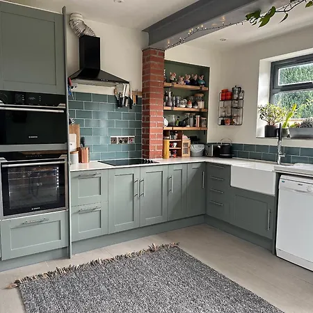 2 Trelawney Park * Bristol